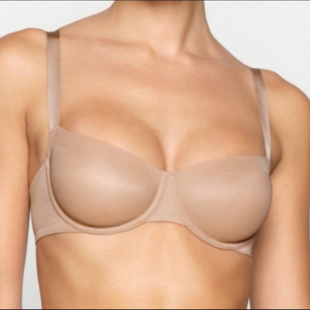 SKIMS No Show Molded Unlined Balconette Bra - NWT